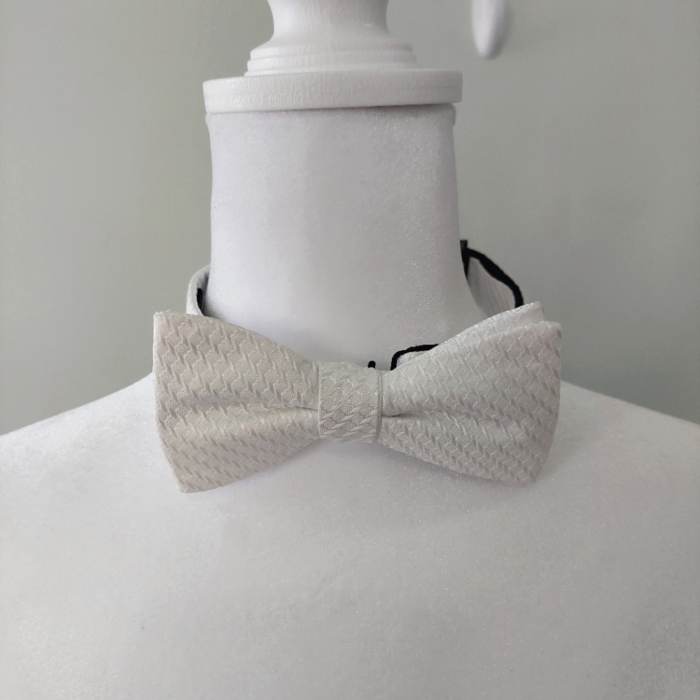 JF J. Ferrar Men's Bow Tie White monochromatic geometric pattern adjustable